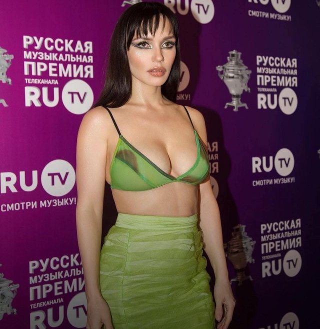 Экс-солистка группы Serebro Ольга Серябкина оголилась перед публикой
