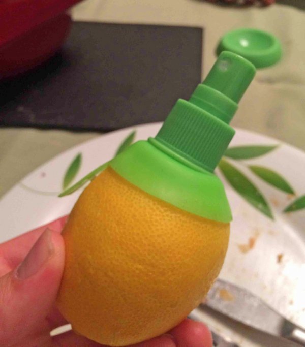 Эта насадка вкручивается в лимон, и из него потом можно распылять лимонный сок