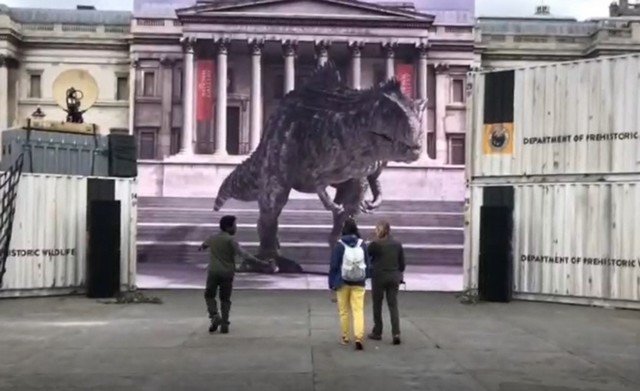Реалистичная реклама с динозавром в Лондоне