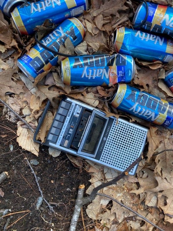 Нашёл в лесу этот кассетный магнитофон