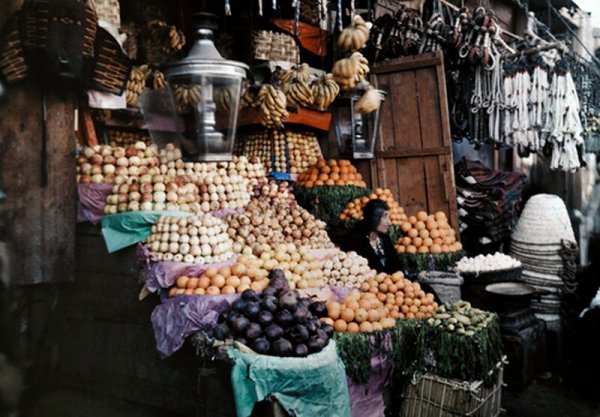 Женщина, торгующая фруктами на рынке