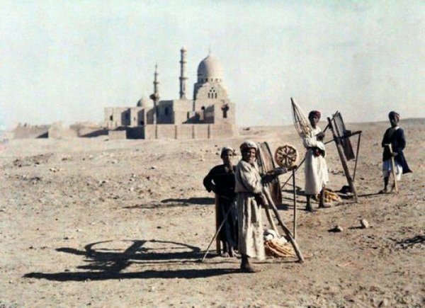 Местные ткачи на фоне великих дворцов халифов Фатимидов