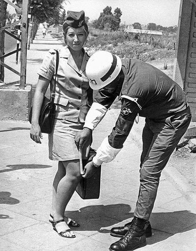 Израильская военная полиция проверяет длину юбки у военнослужащей, 1969 год