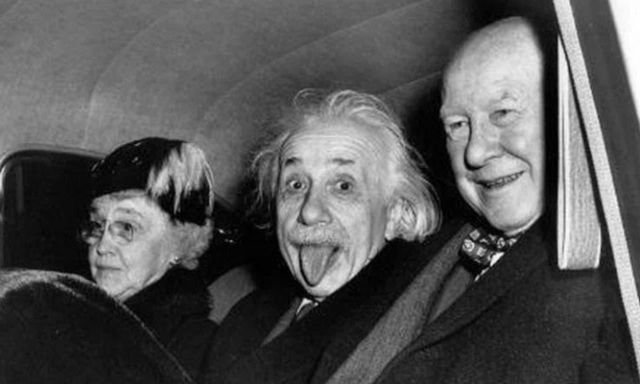 Знаменитая фотография физика Альберта Эйнштейна с высунутым языком