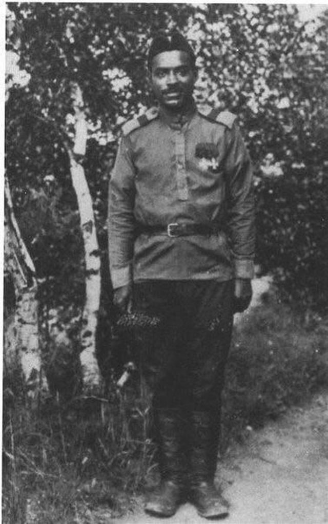 Чернокожий боец Российской империи Марсель с двумя наградными крестами. 23 октября 1916 года.