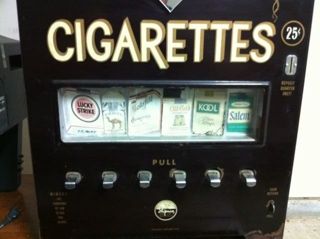 В США в 1955 году сигареты продавались в автоматах