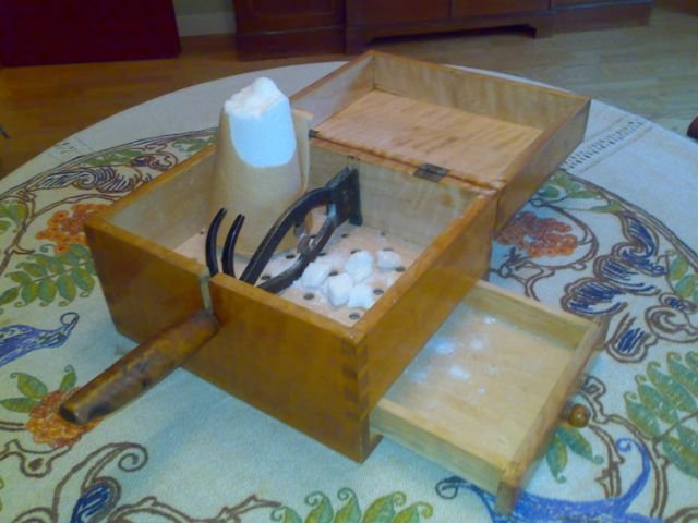 Ящик с вмонтированными кусачками для сахарной головы