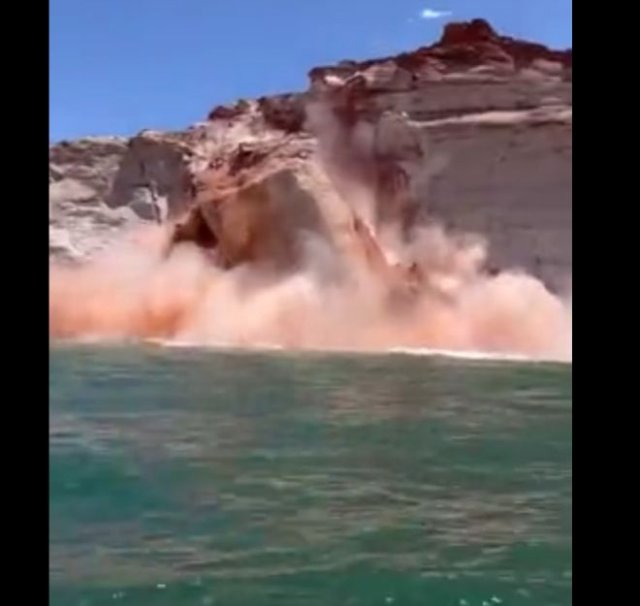Красивые кадры: падение огромной скалы в воду