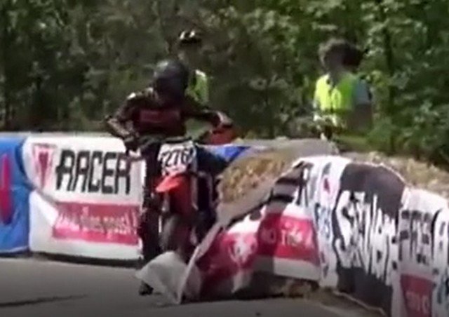 Мотоциклист поднялся после серьезной аварии и продолжил гонку
