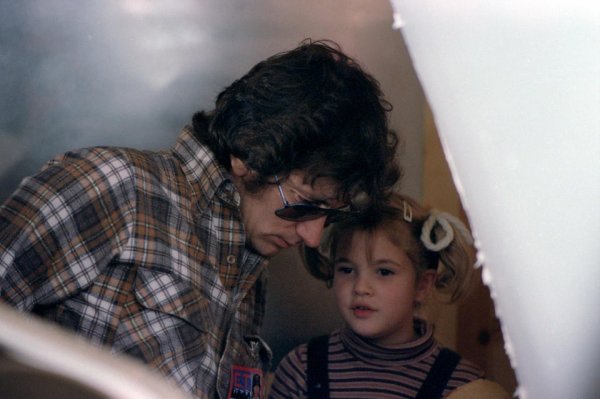 Стивен Спилберг и Дрю Бэрримор на съёмках фильма «Инопланетянин» (1982)