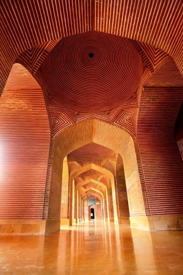 Мечеть Шах-Джахана 17 века в Пакистане. Известна своей геометрически идеальной кирпичной кладкой