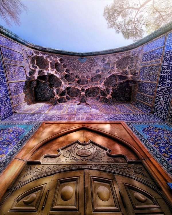 Сотовый свод дворца в городе Эсфахан, Иран