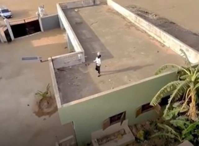 Парни играют в футбол на крышах в Сенегале