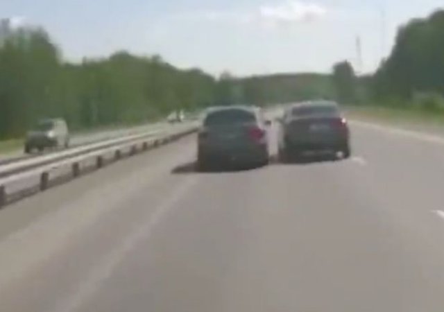 В Екатеринбурге &quot;обиженный&quot; водитель чуть не угробил семью, толкнув другую машину в отбойник