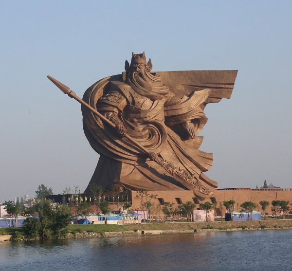 Статуя бога войны Гуань Юя в Китае