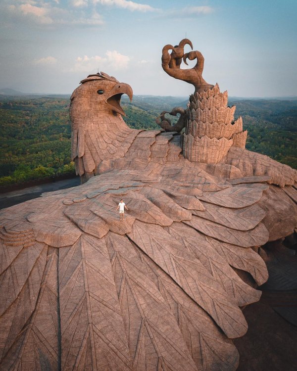 Гигантская скульптура орла, Раджив Анчал
