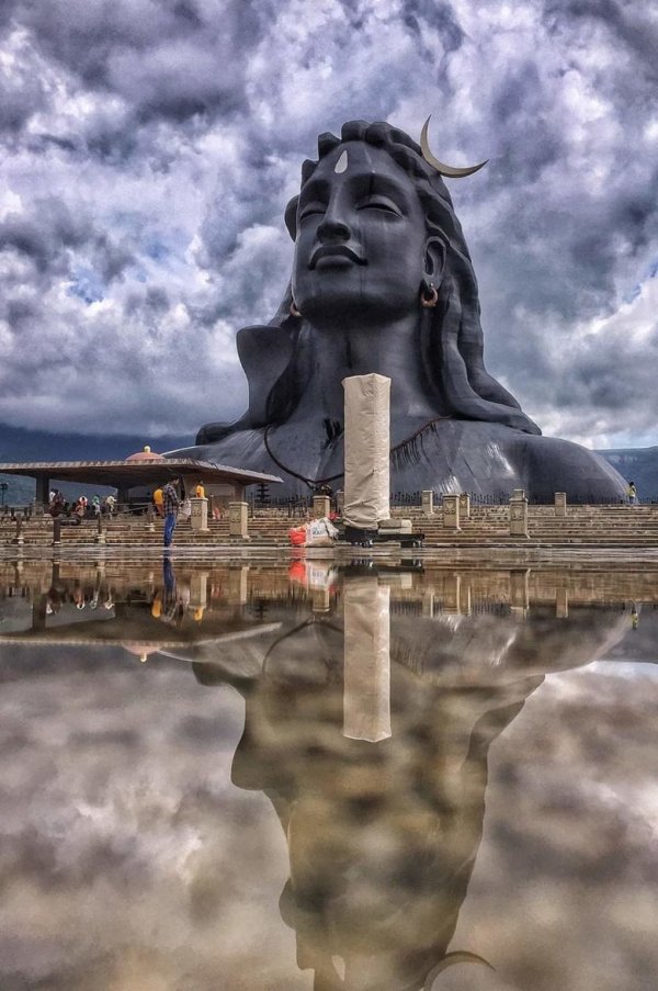 Гигантская статуя Шивы, находится в Коимбатур, Индия