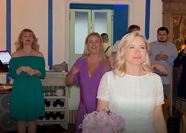 &quot;Пышечка&quot; Анна Семенович ловит букет невесты, чтобы выйти замуж