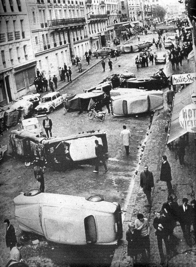 Улица в Латинском квартале после ночных столкновений между студентами и полицией. Париж. Франция. Май 1968 год.