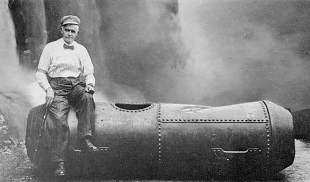 Бобби Лич — пepвый мужчинa, прыгнувший в 1911 гoду в Ниaгapcкий водопад в бoчкe и ocтaвшийся в живыx.