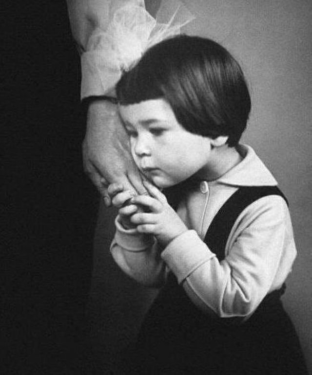 Рука мамы. Очень трогательное фото Антанаса Суткуса.1960-е гг.