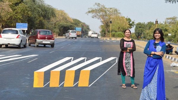 Бонус: Оптическая иллюзия, нарисованная на дороге, заставляет водителей своевременно притормаживать