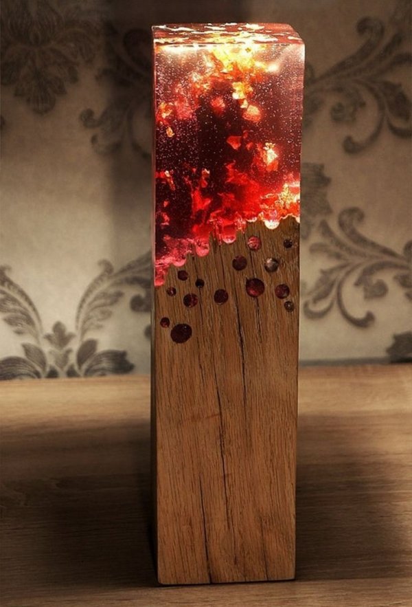 Деревянный светильник, имитирующий горящее полено