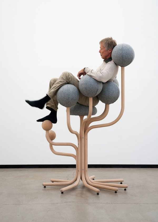 У этого стула из дерева на «ветвях» мягкие подушки