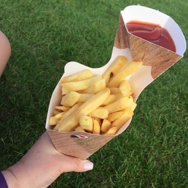 В коробке с картошкой фри есть отдельный карман, куда можно налить кетчуп