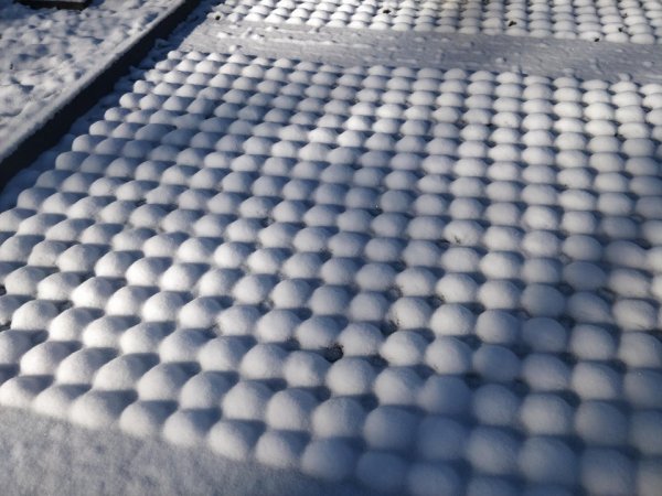 Узор, созданный снегом на парковке