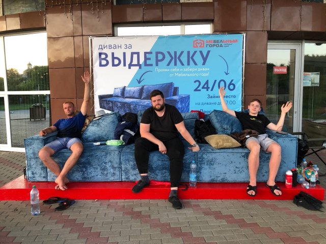 Три человека трое суток сидят на диване, чтобы получить его в подарок - конкурс идет в Белгороде