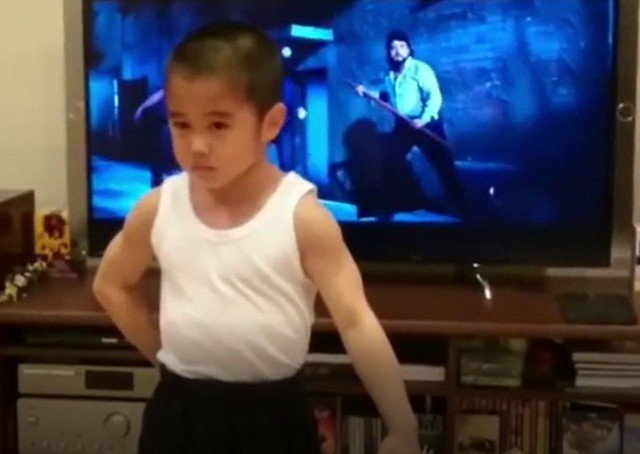 Семилетний мальчик воспроизводит сцену с нунчаками из фильма «Путь дракона» с Брюсом Ли
