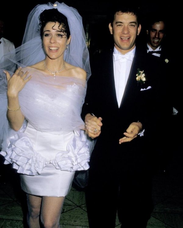 Кстати, вот как выглядели Том Хэнкс и Рита Уилсон на своей собственной свадьбе в 1988 году