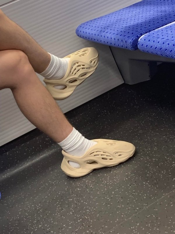 Эти странные кроссовки я увидел в метро