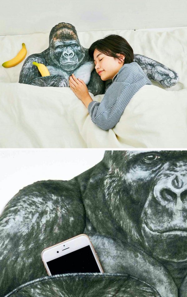 Эту подушку создали в честь гориллы Шабани из зоопарка Хигасияма. Одной рукой Шабани обнимает владельца, а другой придерживает кармашек с мобильным телефоном