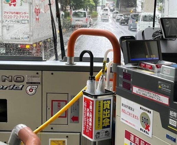 В токийских автобусах можно бесплатно взять зонтик, если внезапно пошел дождь⁠⁠. А при следующей поездке вернуть