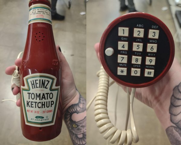 Сегодня в комиссионном магазине я нашёл телефон в форме бутылки кетчупа