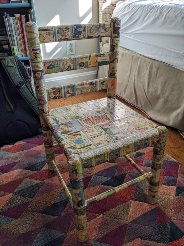 Этот маленький стул моя мама сделала из газетных комиксов в 90-х