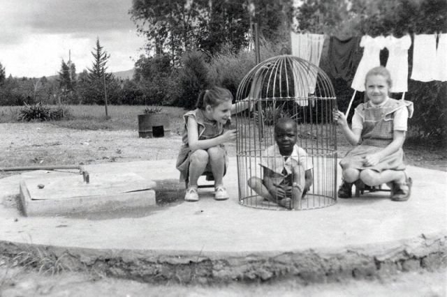 Бельгийские девочки играют, 1955 год.