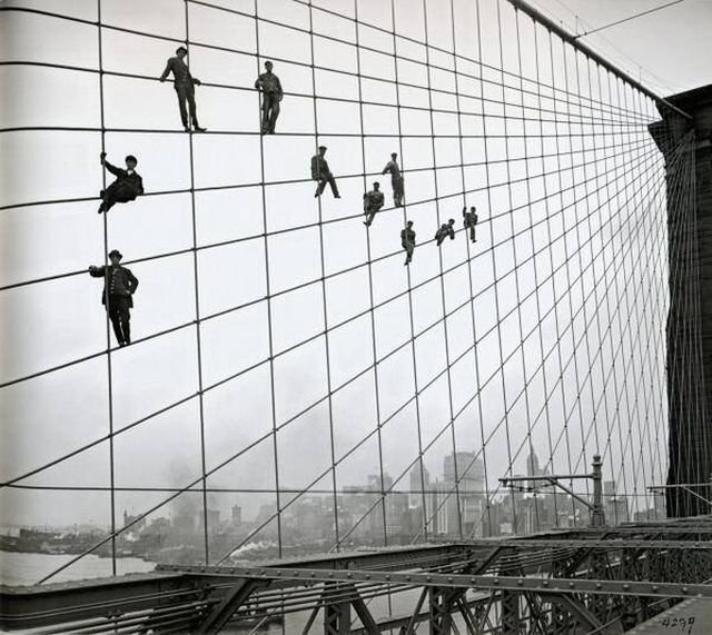 Маляры красят Бруклинский мост. США. 1914 г.