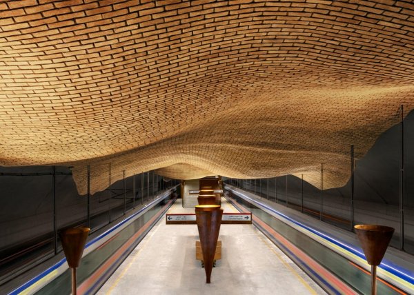 Станция метро, чей потолок напоминает песочные рельефы в пустыне. Находится в Ширазе, Иран