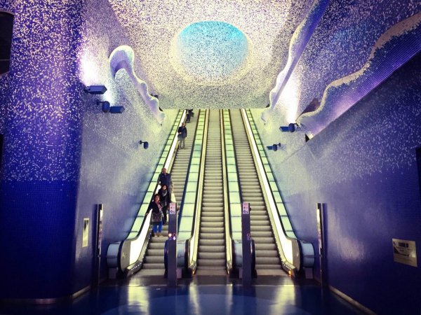 Станция искусств метро Толедо в Неаполе, Италия