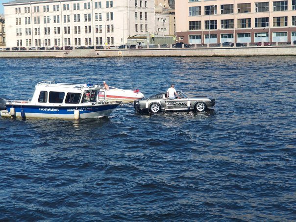 В Санкт-Петербурге в Неве увидели плавучий Ford Mustang