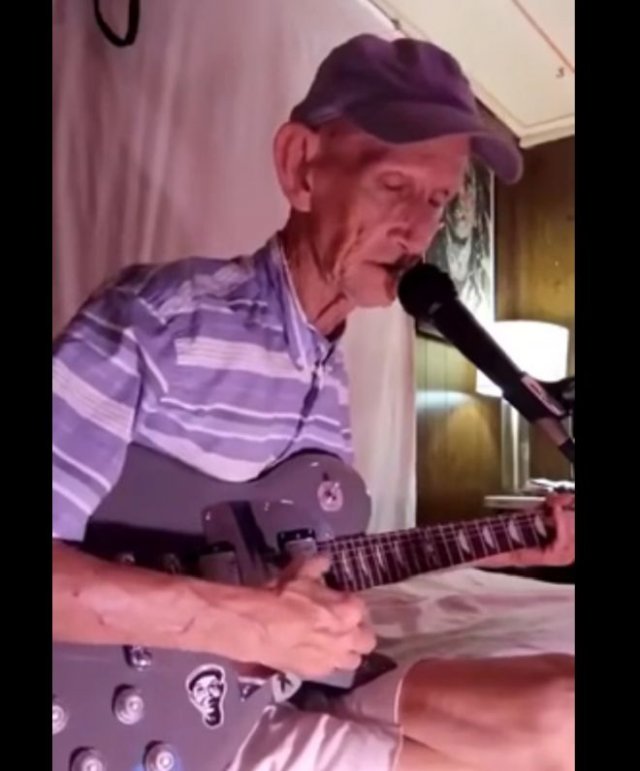 Пожилой мужчина с шикарным голосом исполняет песню ''House of the rising sun''