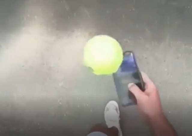 Решил жонглировать теннисным мячом и телефоном