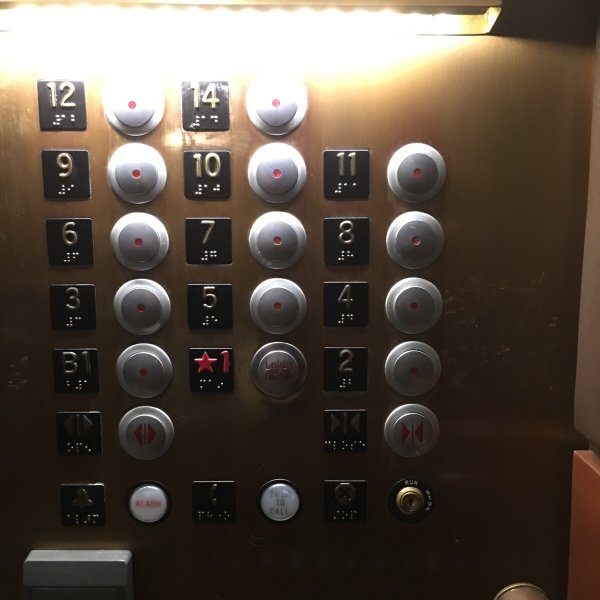 Кнопки в лифте, в которых с первого раза не разберёшься