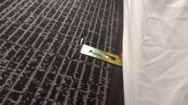 В отеле, где я остановился, из кровати торчит кусок металла как раз на высоте моей щиколотки