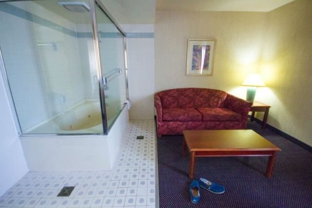 Мы остановились в отеле в Лос-Анджелесе, и в номере была ванна в гостиной. Неловкое время с друзьями