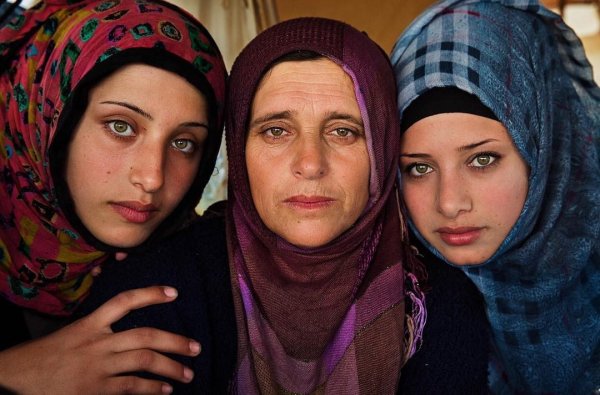 Мать и её девочки, семья родом из Сирии