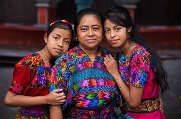Прекрасная семья, одетая в потрясающие наряды, сшитые матерью, Гватемала